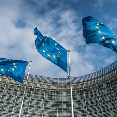 União Europeia impõe tarifas de 30% sobre produtos dos EUA em resposta a Trump