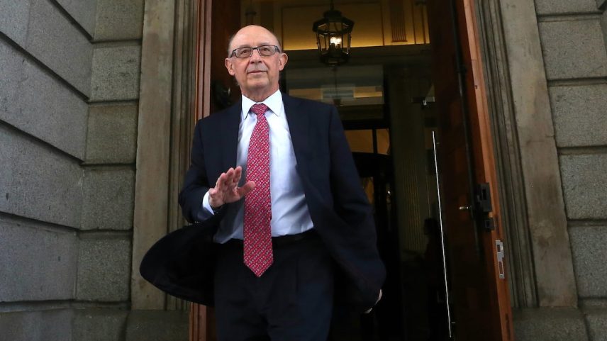 Ex-ministro Cristóbal Montoro saindo do Congresso. (Foto: Jaime Villanueva)