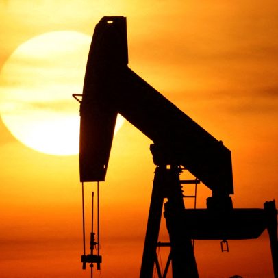 Petróleo sobe com economia dos EUA forte e tensões no Oriente Médio