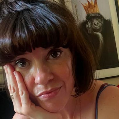 Esposa de comediante vencedor do Emmy revela dificuldades financeiras na rotina diária