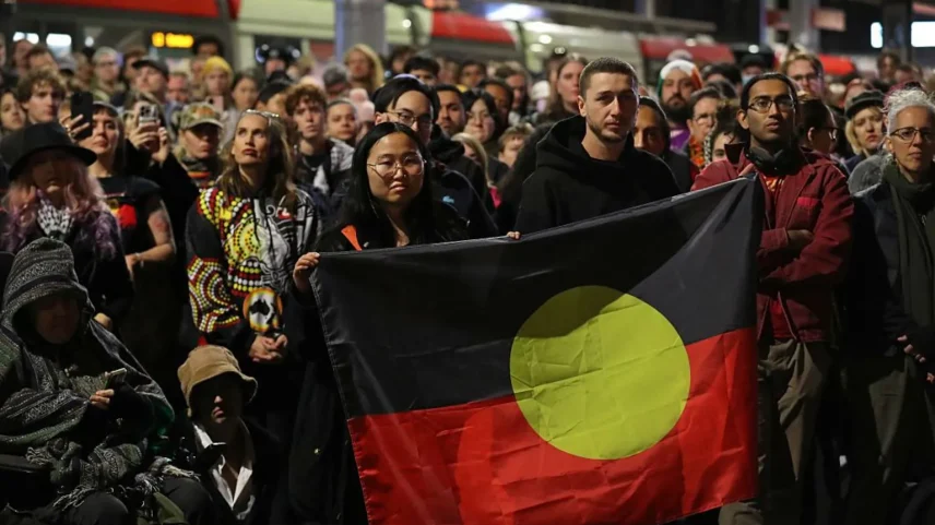 Pessoas indígenas estão desproporcionalmente representadas em mortes sob custódia na Austrália - uma tendência que alimenta protestos frequentes. (Foto: Getty Images)