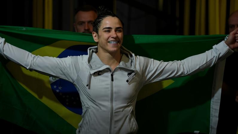 Norma Dumont caminha ao Octógono antes da luta com Aspen Ladd no UFC Fight Night no UFC Apex em outubro de 2021 (Chris Unger/Zuffa LLC)