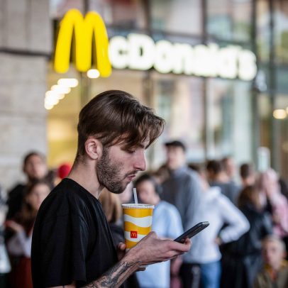 McDonald's lança novas bebidas geladas para competir com Starbucks