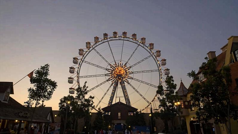 Roda-gigante de 44 metros do Hopi Hari no pôr do sol