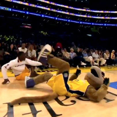 Mascote da WNBA desmaia após chute na cabeça durante apresentação emocionante