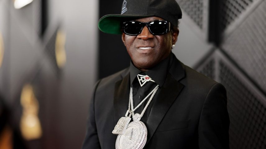Flavor Flav está pedindo ao governo dos EUA que proíba armas em um artigo de opinião, escrevendo: "Eu temo pelos meus filhos." (Foto: Reprodução)
