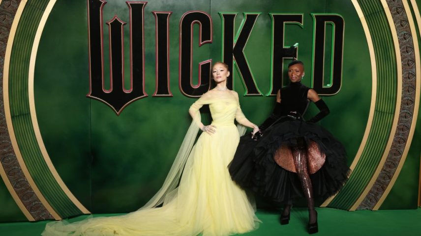 Ariana Grande e Cynthia Erivo se apresentarão em um especial de concerto de 'Wicked' na NBC, que agora tem uma data de exibição definida. (Foto: Reprodução)