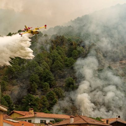 Incêndio na província de Ávila avança descontrolado devido ao vento forte
