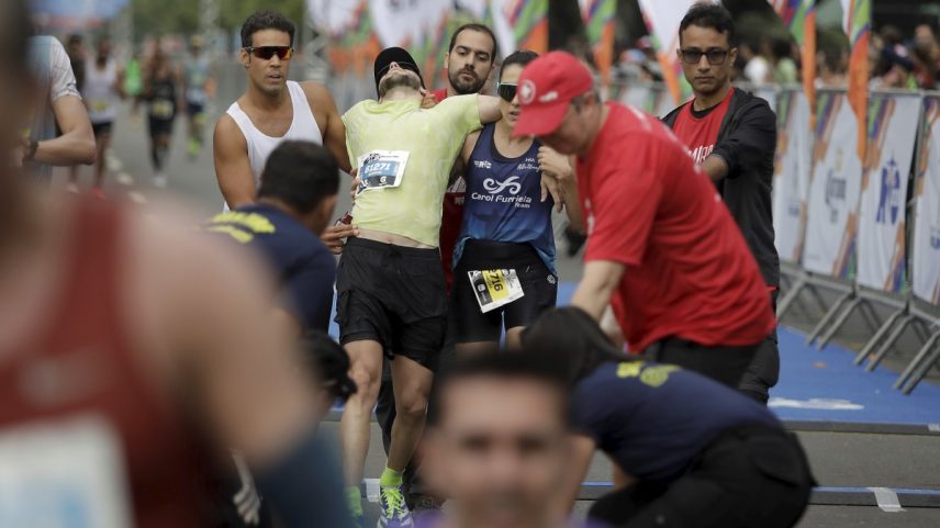 Corredor chega exausto após 42 km da Maratona do Rio: atendimentos aumentaram 40% em relação a 2024 (Foto: Fabiano Rocha / Agência O Globo)