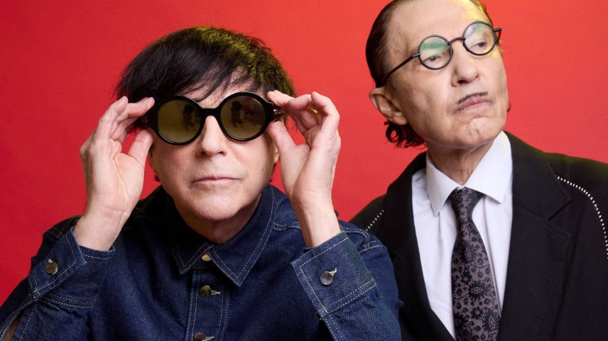 Ron Mael e Russell Mael, os Sparks, que lançam o disco 'Mad!' (Foto: Munachi Osegbu/Divulgação)