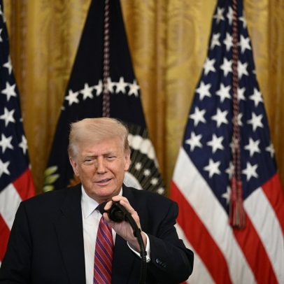 Dólar fraco favorece a política tarifária de Trump, afirma ex-presidente