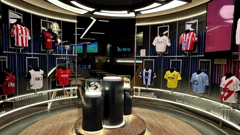 Interior do museu Legends: The Home of Football, em Madri