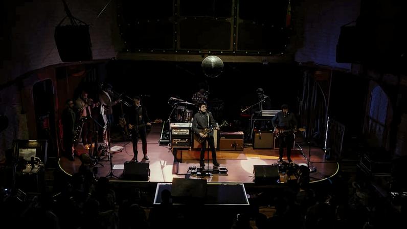 Samuel Rosa no palco da Casa Rockambole