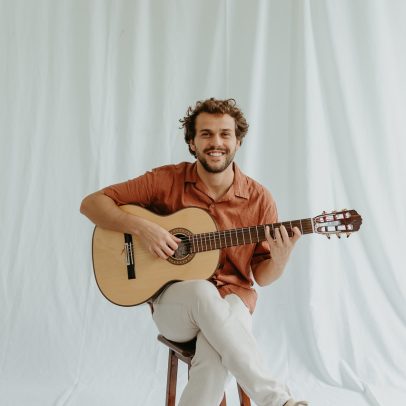 Theo Bial toca em SP e segue ao Japão