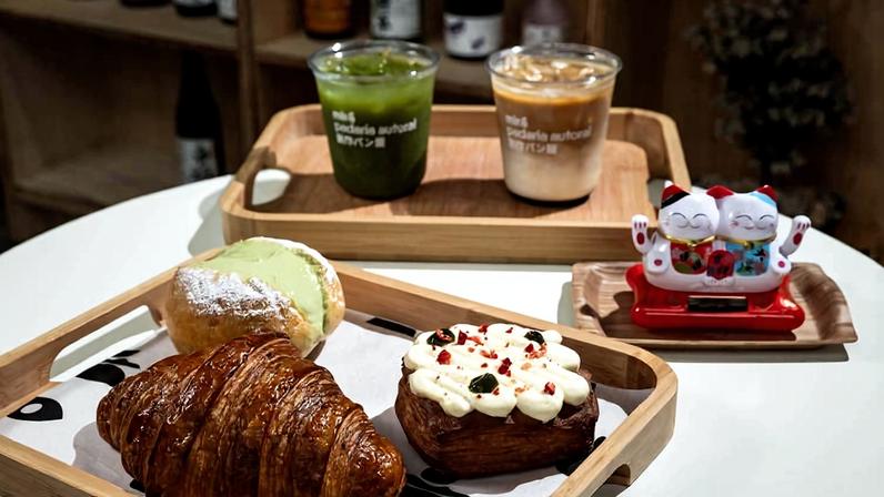 Folhados e bebidas da padaria Mirá, de inspiração japonesa, em Pinheiros