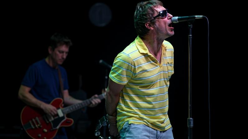 Os britânicos Liam (à direita) e Noel Gallagher, membros do grupo Oasis, se apresentam durante show no Festival Internacional de Benicasim, em Benicasim, Castellón, em agosto de 2005