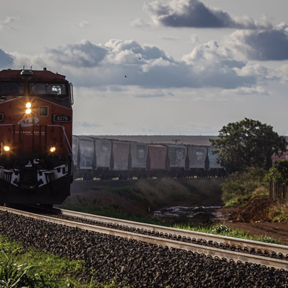 Brasil e China assinam acordo para construir ferrovia entre Atlântico e Pacífico
