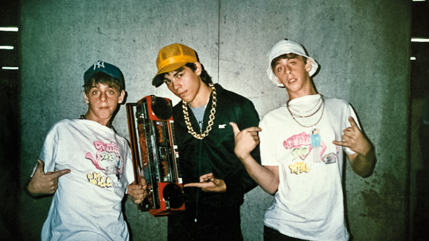 (OSGEMEOS com Rooneyoyo entre os dois)