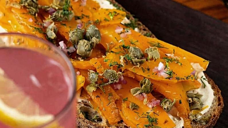 Lox de cenoura do Teva Deli, uma interpretação 'animal free' de salmão defumado