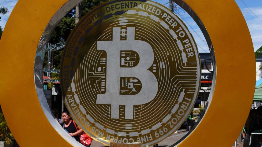 Uma mulher passa pelo Monumento ao Bitcoin em El Salvador - 05/12/2024 (Foto: REUTERS/Jose Cabezas)