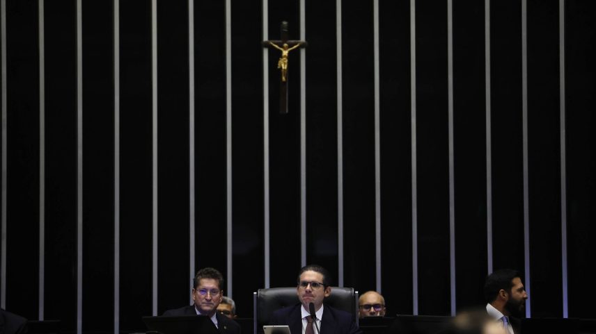 O presidente da Câmara dos Deputados, Hugo Motta (Republicanos-PB), preside sessão que derrubou decretos de IOF (Foto: Pedro Ladeira-25.jun.25/Folhapress)
