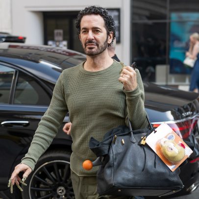 Marc Jacobs apresenta nova bolsa Labubu em destaque na moda da semana