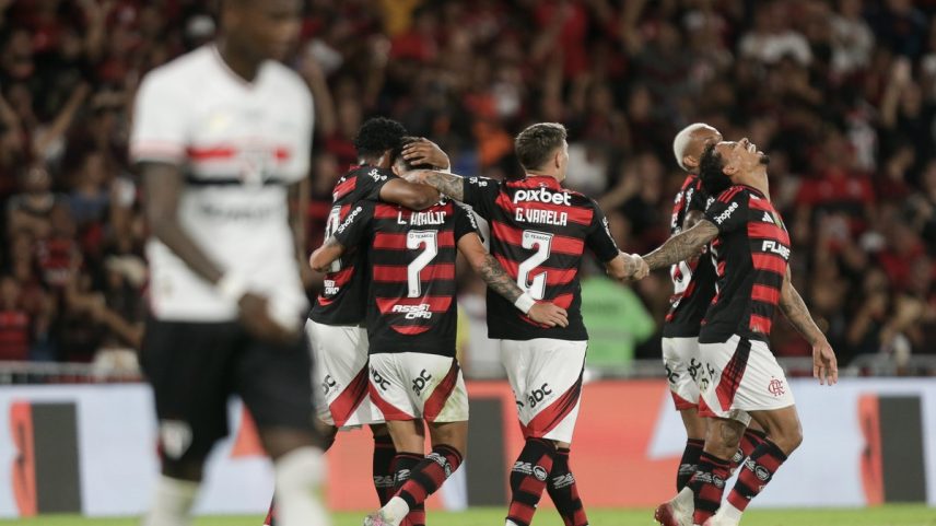 Jogadores do Flamengo comemoram vitória contra o São Paulo (Foto: Gilvan de Souza/Flamengo)