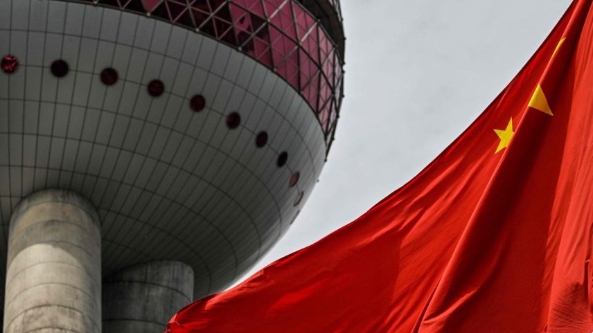 Bandeira chinesa tremula no distrito financeiro de Xangai (Foto: HECTOR RETAMAL / AFP)