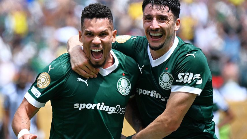 Paulinho comemora com Piquerez gol contra o Botafogo que classificou Palmeiras às quartas de final da Copa do Mundo de Clubes (Foto: Wu Xiaoling - 28.jun.2025/Xinhua)