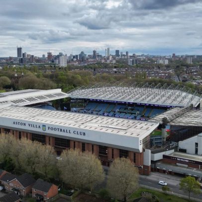 Aston Villa busca patrocinador para nomear estádio e enfrenta desafios financeiros