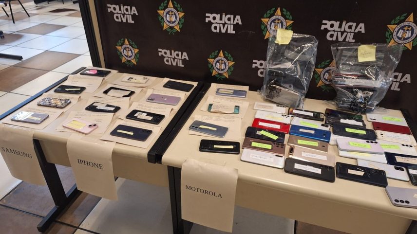 Aparelhos celulares recuperados pela polícia em central de desbloqueio no Fallet-Fogueteiro (Foto: Jéssica Marques / Agência O Globo)