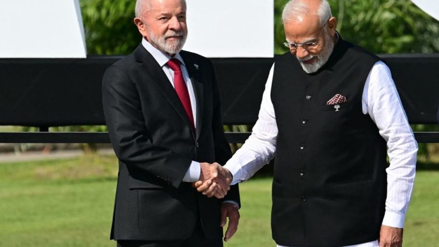 Presidente Lula cumprimenta o premier da Índia, Narendra Modi, antes da foto oficial da Cúpula do Brics no Rio (Foto: Pablo PORCIUNCULA / AFP)