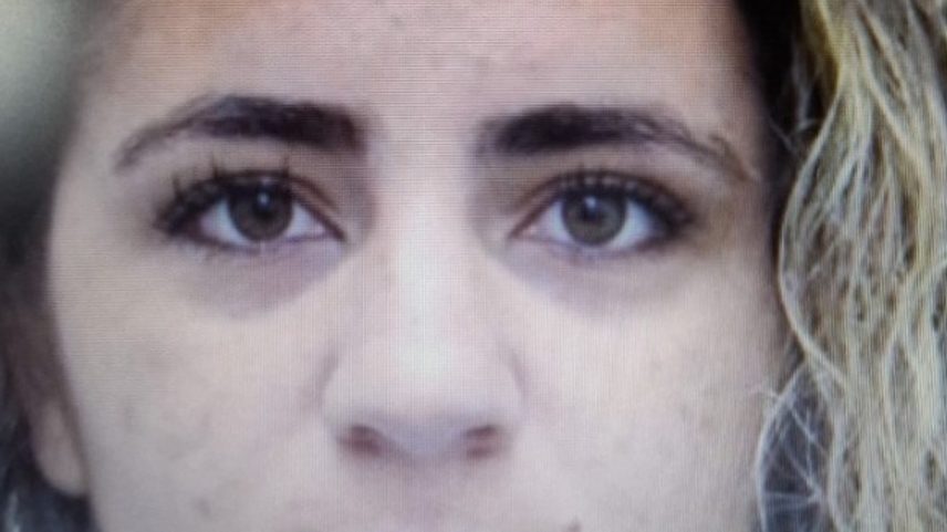 Eweline Passos Rodrigues, de 28 anos, conhecida como “Diaba Loira”, é procurada (Foto: Divulgação/Disque Denúncia)