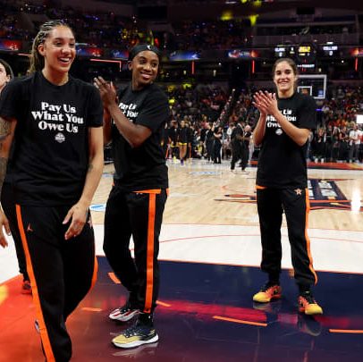 Jogadoras da WNBA usam camisetas para reivindicar pagamento justo e reconhecimento