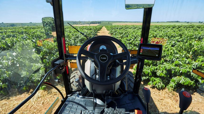 Trator apresentado na Agrishow 2023, em Ribeirão Preto. Letras e certificados de recebíveis podem financiar compra de equipamentos no agronegócio (Foto: Divulgação)