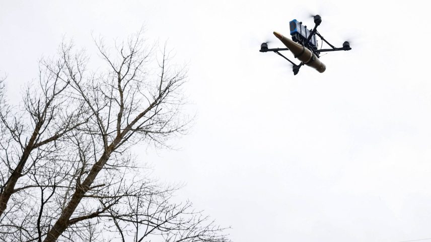 Drone ucraniano armado com munição em treinamento na região de Kharkiv (Foto: Alina Smutko - 19.jan.2025/Reuters)