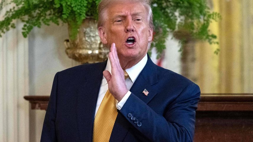 Donald Trump conversa com repórteres após evento em Washington (Foto: Andrew Caballero-Reynolds/AFP)