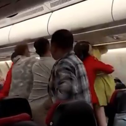 Briga a bordo interrompe voo da Air Asia após discussão sobre barulho