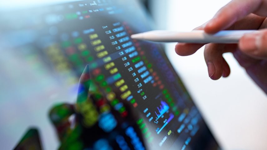 Diversificar a carteira com ativos mais voláteis, como ações, não é necessário para todos os investidores. (Foto: Jackyenjoyphotography/Getty Images)