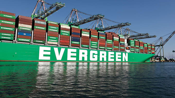 Contêineres de transporte estão empilhados no navio de contêineres Ever Magic operado pela Evergreen no Porto de Los Angeles em 25 de junho de 2025, em Los Angeles, Califórnia. (Foto: Mario Tama | Getty Images)