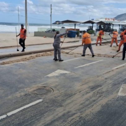 Avenida Delfim Moreira é interditada no Leblon por acúmulo de areia da ressaca