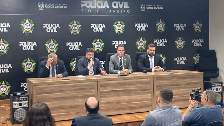 Representantes da Polícia Civil e da Secretaria de Defesa do Consumidor em coletiva de imprensa realizada nesta quinta-feira na Cidade da Polícia (Foto: Camila Araujo/Agência O Globo)