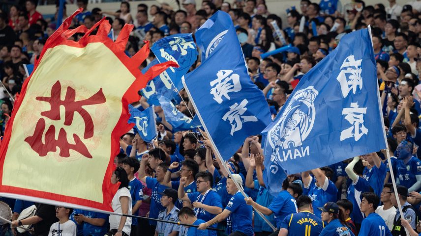 Torcedores lotam o estádio com 60.396 pessoas para o clássico entre Nanjing e Suzhou pela Jiangsu City Football League, em 5 de julho. (Foto: Ni Yanqiang/Zhejiang Daily Press Group/VCG/Getty Images)