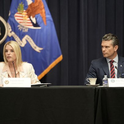 Bondi e Hegseth seguem diretrizes de Trump, apesar de polêmicas em suas ações