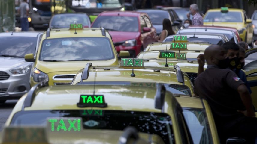 Fila de táxi no Rio (Foto: Márcia Foletto/Agência O Globo)