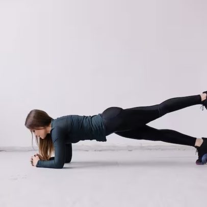 Exercício do escorpião melhora força, postura e flexibilidade de praticantes