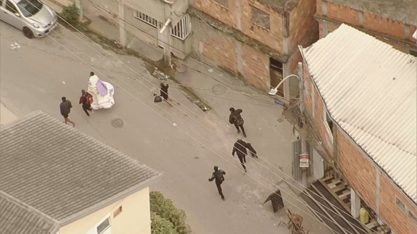 Grupo corre durante operação na comunidade do Mandela (Foto: Reprodução/TV Globo)