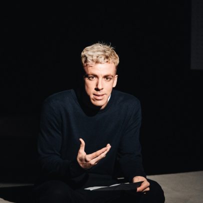 João Côrtes interpreta Édouard Louis em peça intensa e emocionante