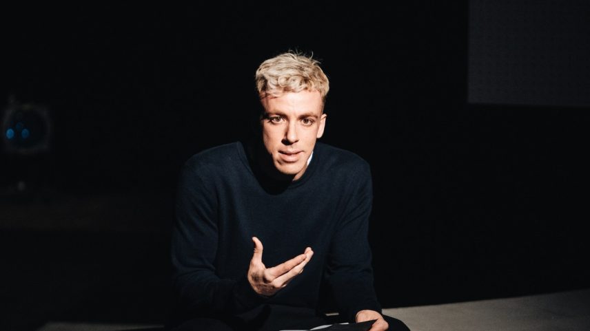 João Côrtes, em cena da peça 'Eddy — Violência e metamorfose' (Foto: Elisa Mendes/Divulgação)