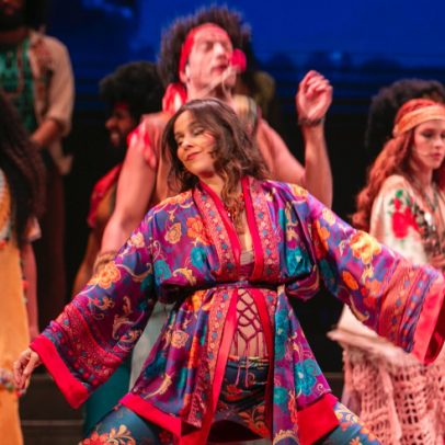 Thati Lopes traz humor e liberdade sexual em nova montagem de 'Hair'